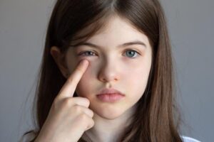 swollen eyelids symptoms causes